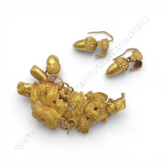 Victorian 15ct gold acorns brooch w matching earrings. 4.34gms Boxed.