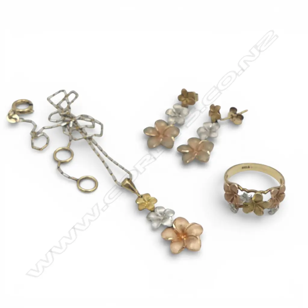 9ct TRIPLE GOLD FLOWER DESIGN SET, NECKLACE, RING & EARRINGS, 10.56gm Image 1++
