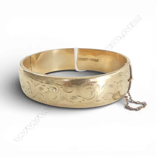 9ct  GOLD METAL CORE ENGRAVED BANGLE, hinged w safety chain, 25.55gm