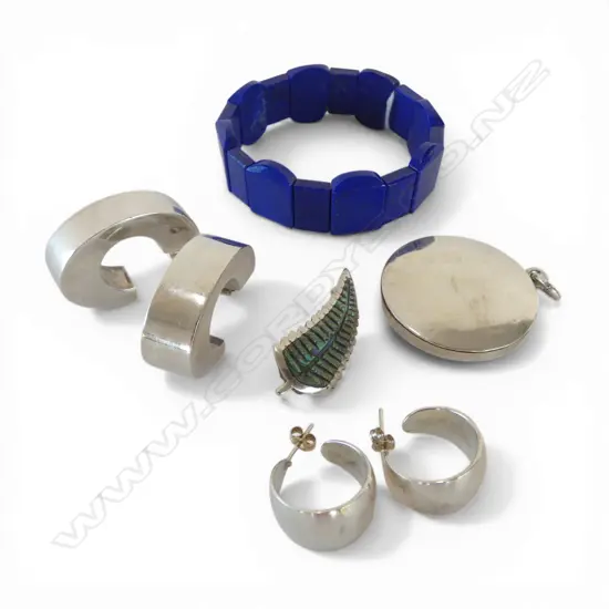 LAPIS BRACELET + 4 PCES STG SILVER JEWELLERY; 2 PRS EARRINGS, BROOCH & PENDANT 43gms
