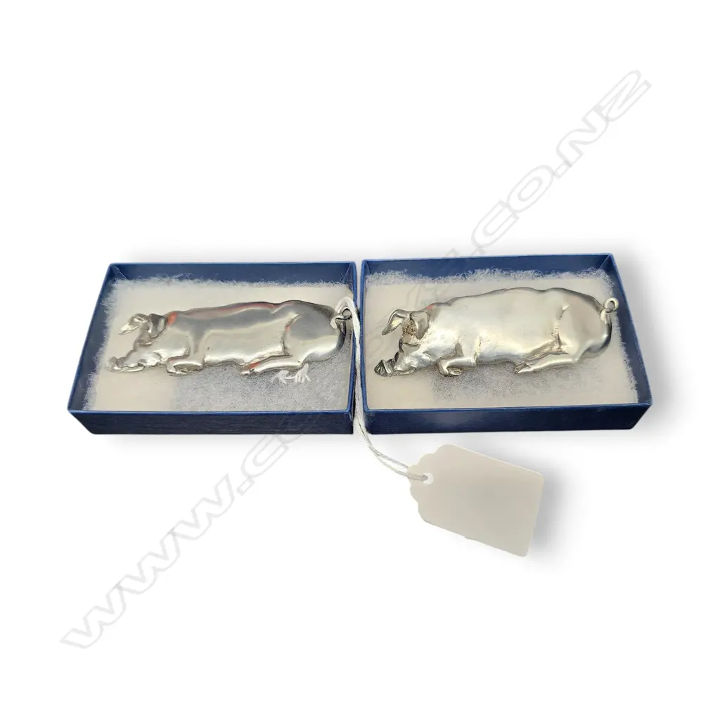 PIG PIN BADGE BROOCH AND HAIR CLIP Image 1++