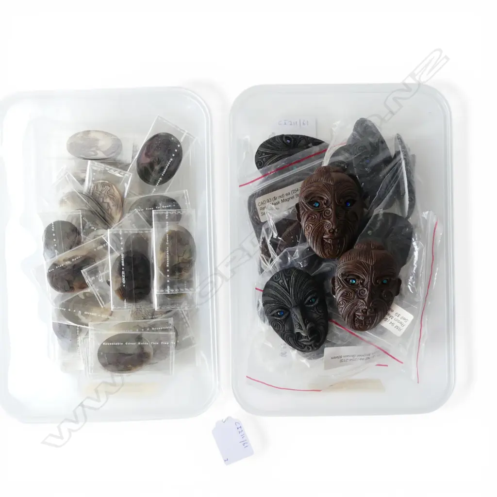 TRAY OF CARVED MOP CAMEO PENDANTS & TRAY OF RESIN MOKO MAGNETS Image 1++