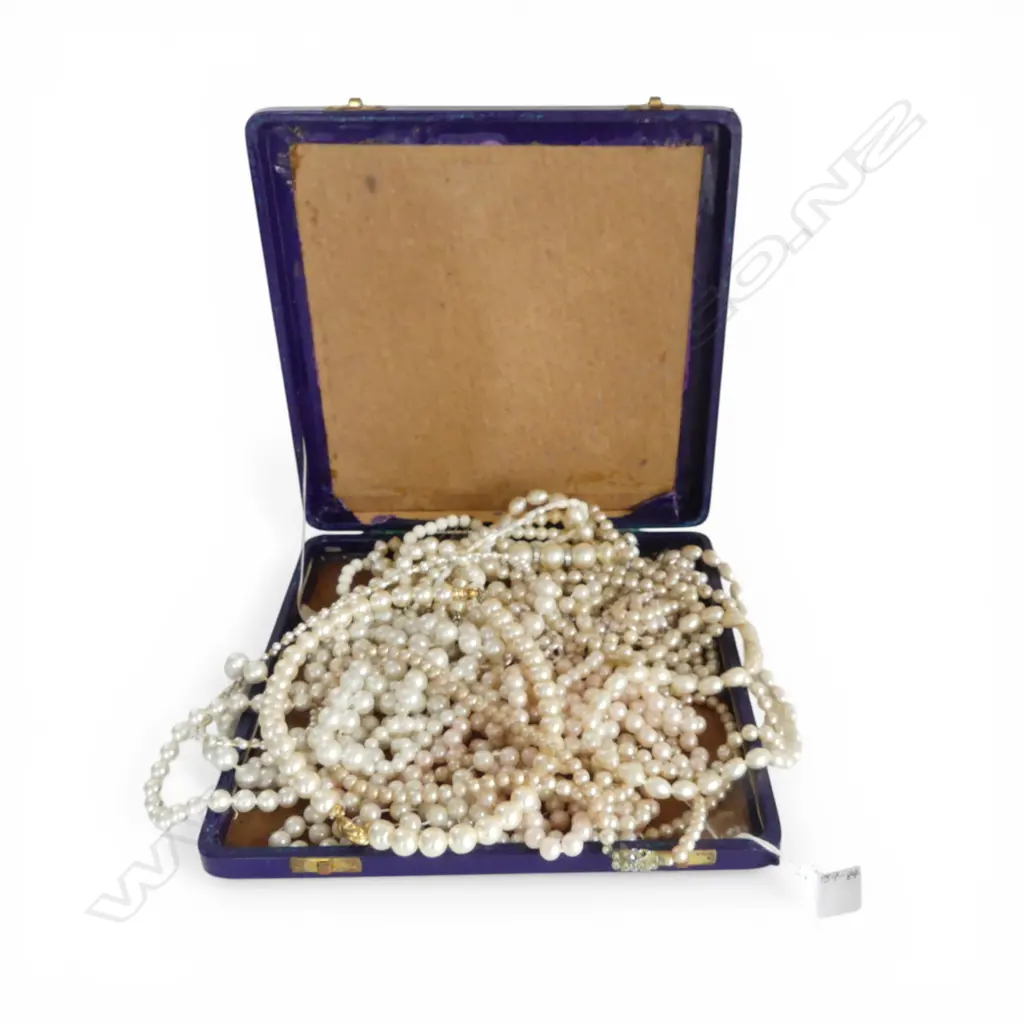 ASST. COSTUME PEARL STYLE NECKLACES Image 1++