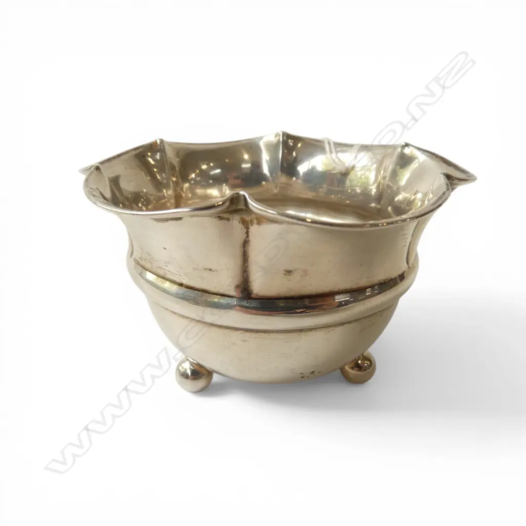 Birmingham 1911 silver sugar bowl w scalloped rim. 50gms Image 1++