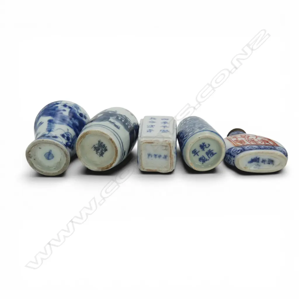 FIVE CHINESE PORCELAIN BLUE AND WHITE SNUFF BOTTLES 90 MM (H) LARGEST Image 1++