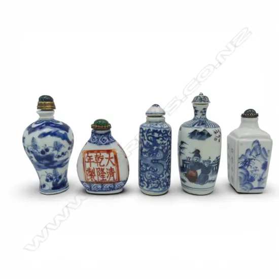 FIVE CHINESE PORCELAIN BLUE AND WHITE SNUFF BOTTLES 90 MM (H) LARGEST