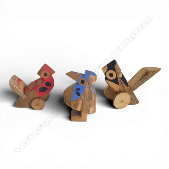 3 MID CENTURY JAPANESE FOLK ART WOODEN BIRDS, signed to base, 100 x 130mm