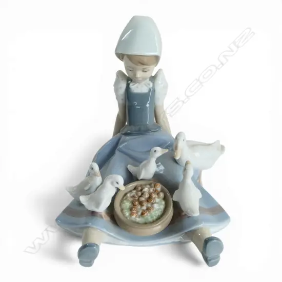 LLADRO FIGURINE GIRL DUCK & SAUCEPAN H.170mmm