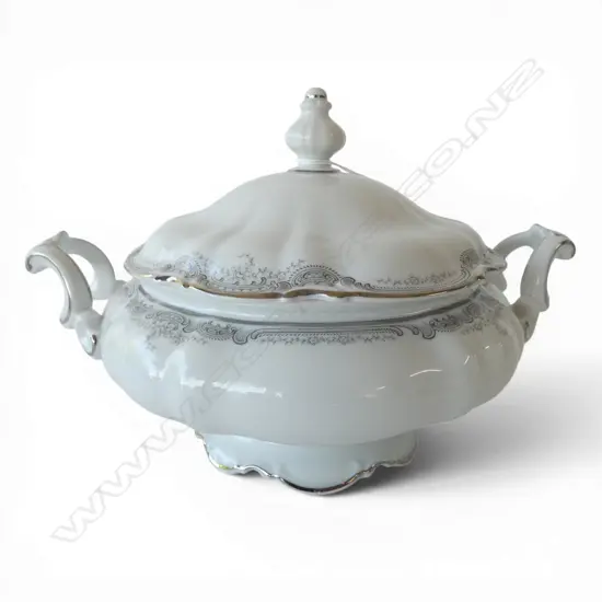 HUTSCHENREUTHER ‘SYLVIA’ LIDDED TUREEN, W.300mm, H.200mm