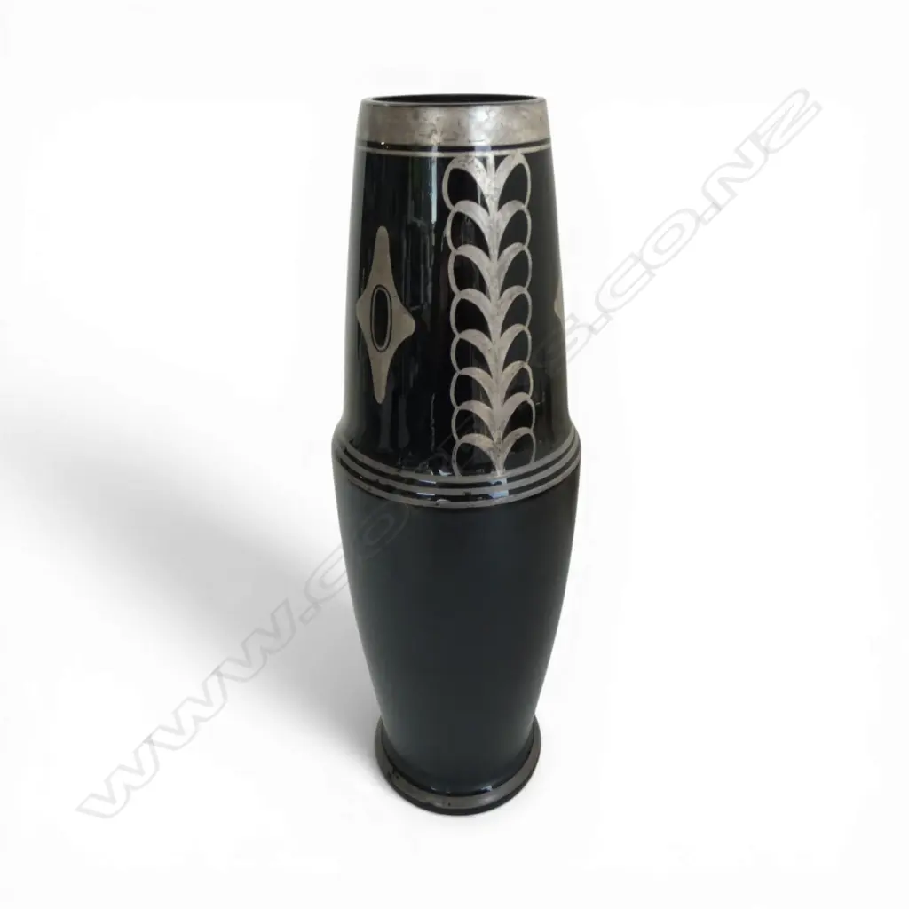 A BLACK GLASS ART DECO VASE - 33mm (H) Image 1++