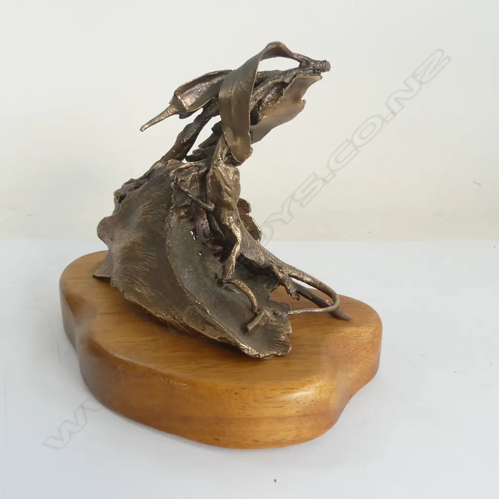 MOUNTED BRONZE SCULPTURE OF LIZARD AMONG UNDERGROWTH H.130mm Image 1++