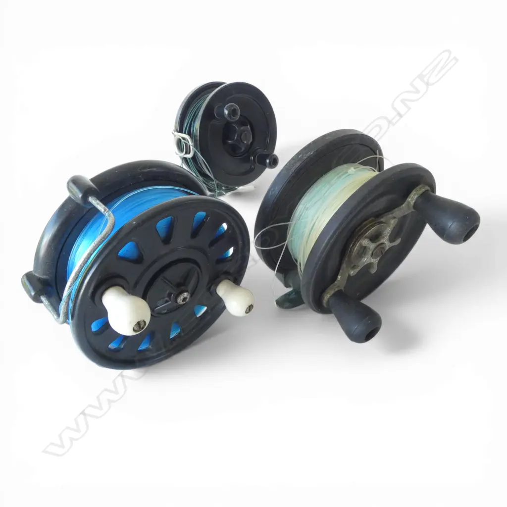 3 VINTAGE FISHING REELS Image 1++