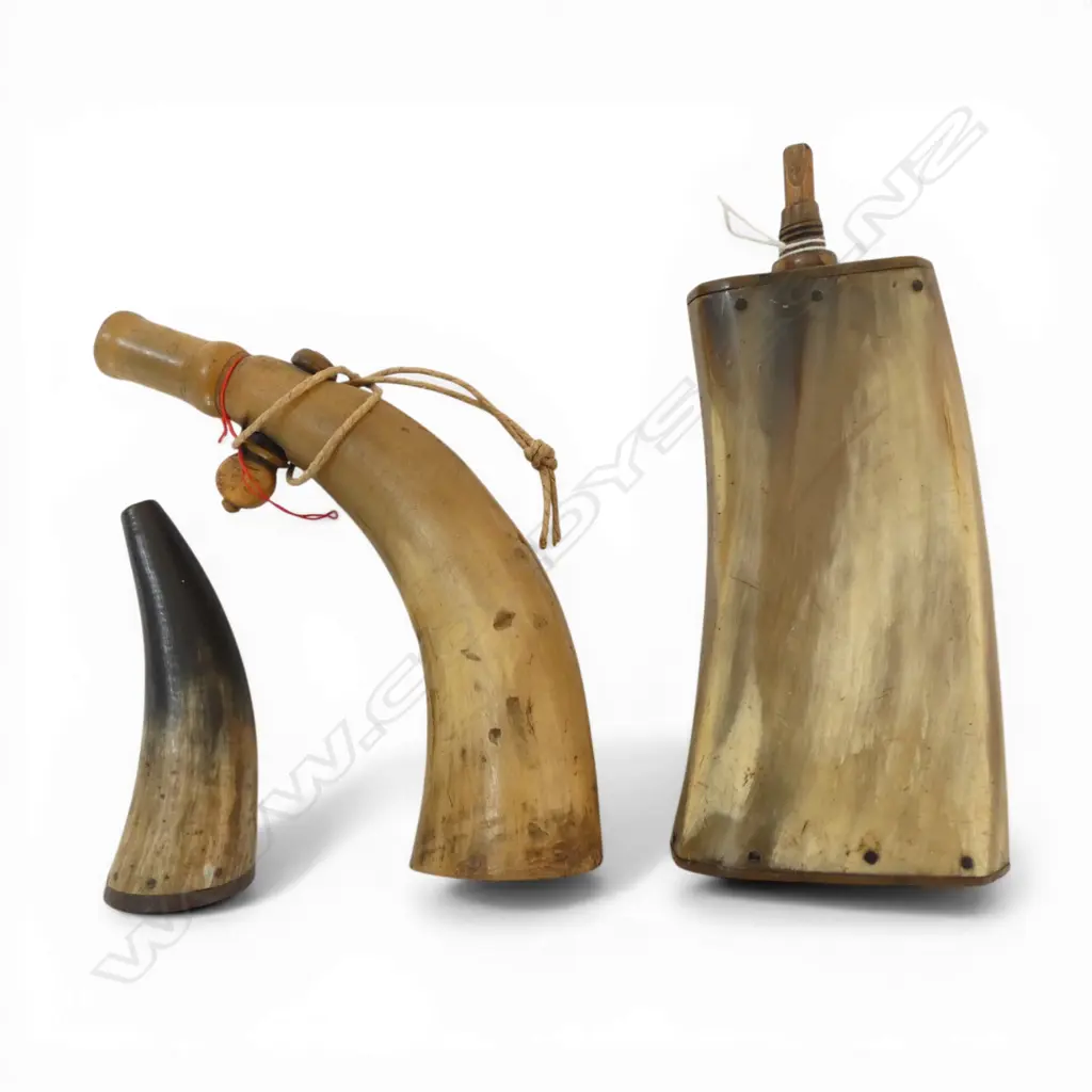 3 VINTAGE POWDER HORNS, L.100 - 200mm Image 1++