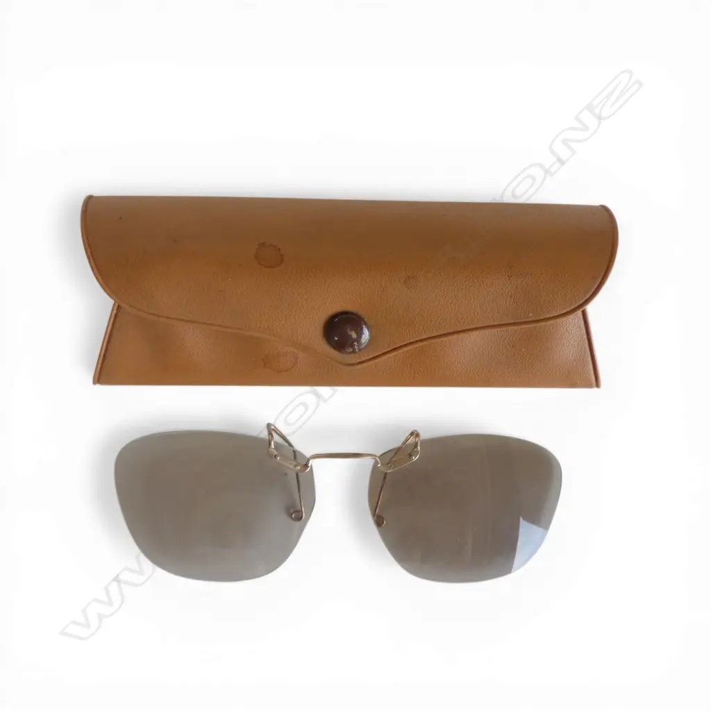 PR RAY BAN? CLIP ON SUNGLASSES in ray ban case Image 1++