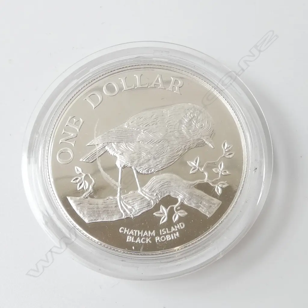 CASED N.Z. 1984 CHATHAM ISLAND BLACK ROBIN .925 SILVER PROOF $1 COIN 27.216gms Image 1++