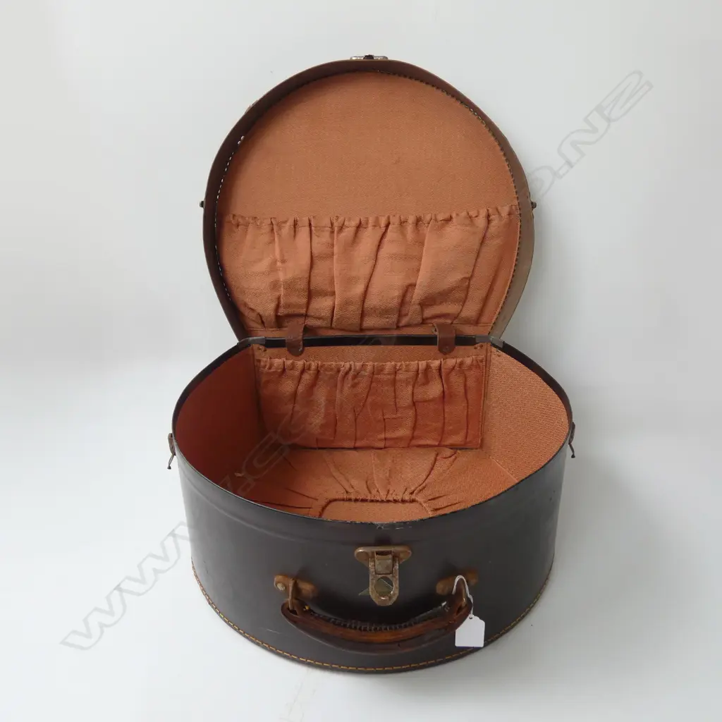 LEATHER GRAIN FIBERKANE HAT BOX  Image 1++