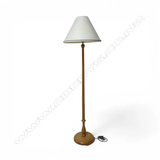 TURNED BLOND OAK STANDING LAMP, with shade, H.1800mm