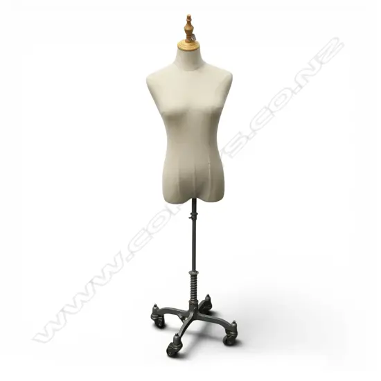 PURFEX FEMALE MANNEQUIN ON ROLLING BASE H.1480mm