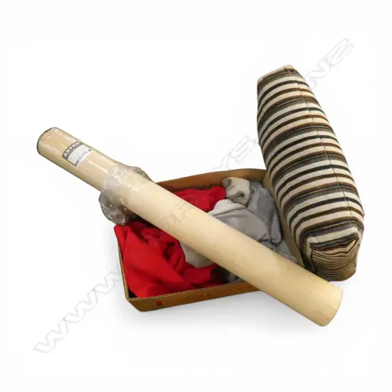 2 BLANKETS + CUSHION & NATURAL FIBERS WALLCOVERING