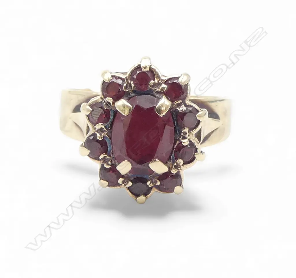 9ct GOLD & GARNET CLUSTER VINTAGE RING 5.55gms SIZE S Image 1++