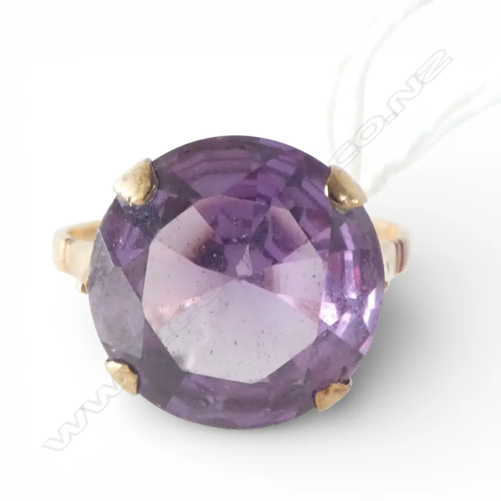 GOLD RING w. PURPLE STONE 5.2gms SIZE V Image 1++