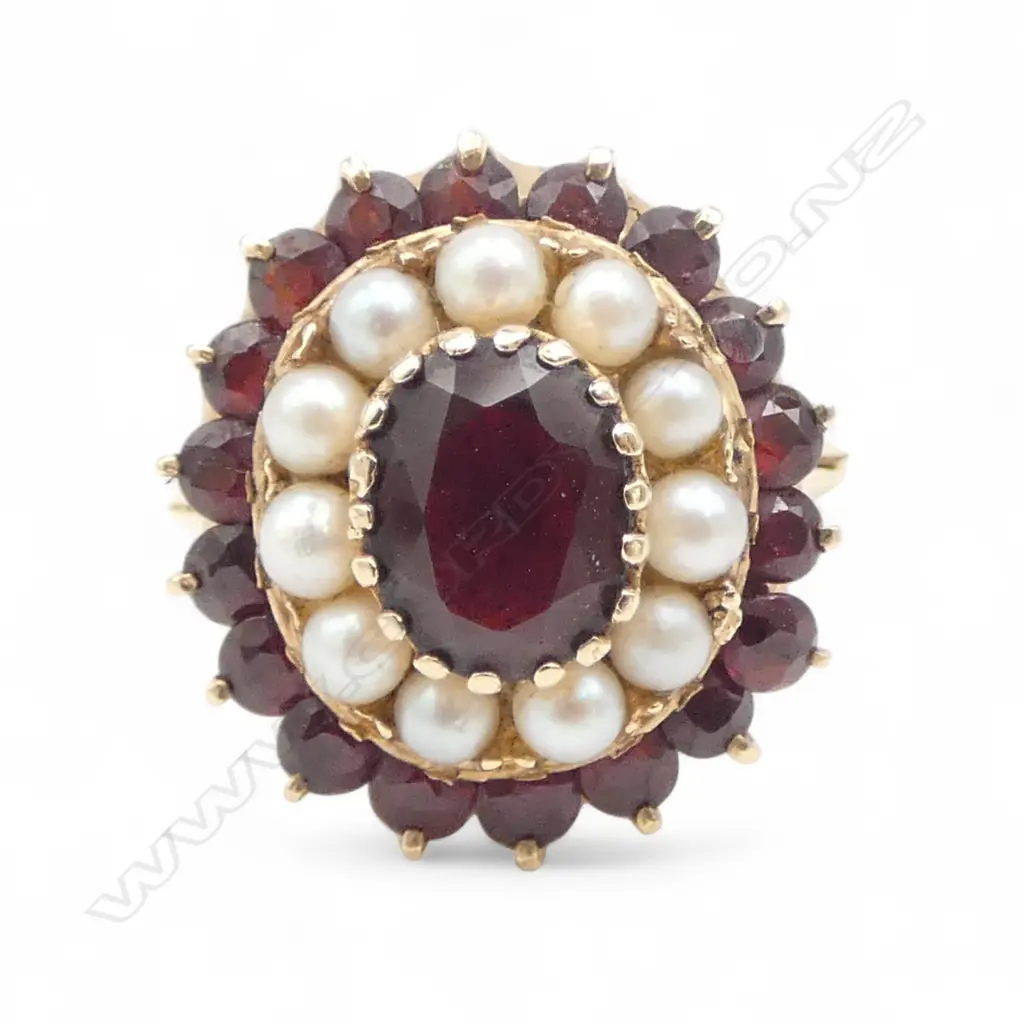 9CT YG GARNET & PEARL CLUSTER RING, 5.3gms SIZE S Image 1++