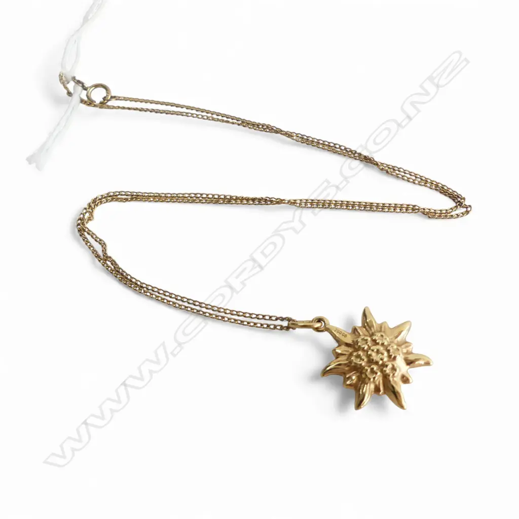 18CT SUN PENDANT (1.2gms) ON SILVER GILT CHAIN Image 1++