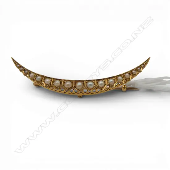 15CT SEED PEARL CRESCENT BROOCH W.50mm, 2.6gms