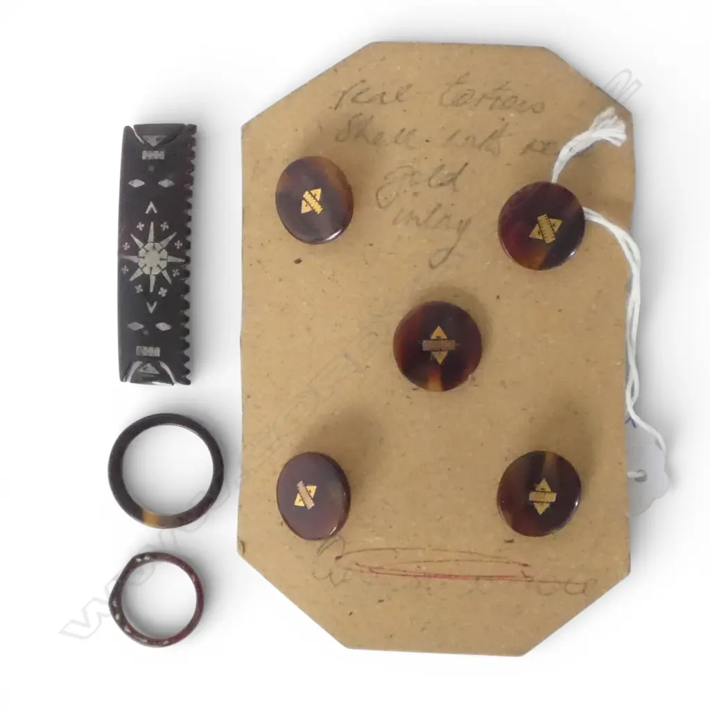 5 vintage Pacific Is. tortoiseshell piqué buttons with gold designs together with a brooch + two rings with silver Image 1++