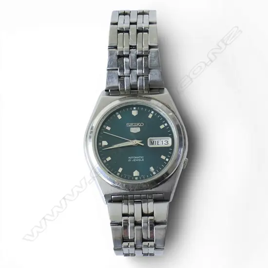 SEIKO AUTOMATIC WATCH WITH GREEN 'GLOBE' DIAL AND A STAINLESS STEEL BRACELET