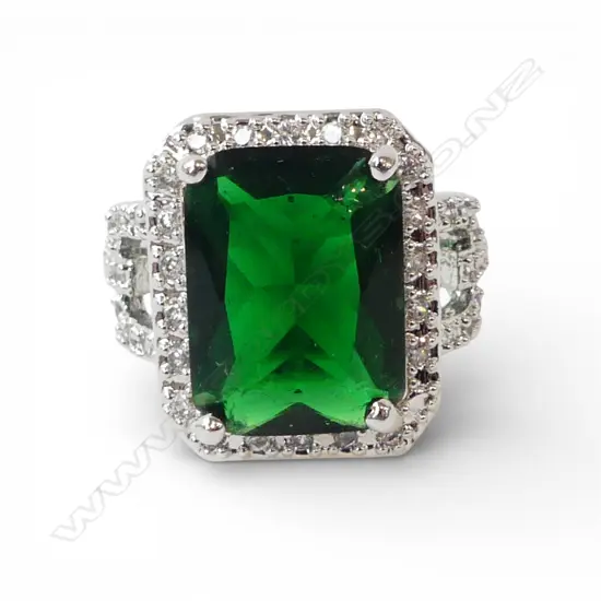925 COSTUME GREEN COLOURED EMERALD WITH SMALL CZ STONES CLUSTER DRESS RING SIZE Q 