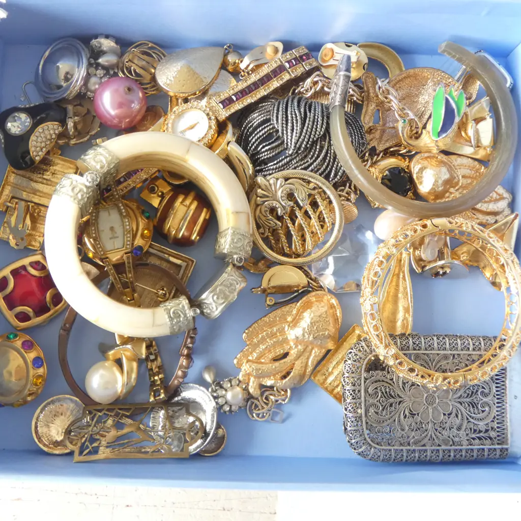 GOLD TONE COSTUME JEWELLERY Image 1++