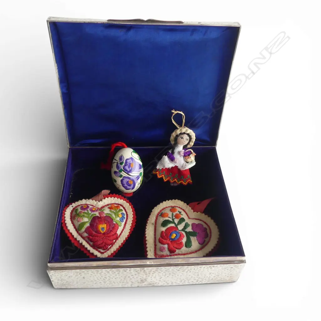 London 1905 SILVER HAMMER finished LGE SILVER JEWEL BOX blue silk lining W.205mm. 825gms.+ Hungarian pin cushions + egg Image 1++