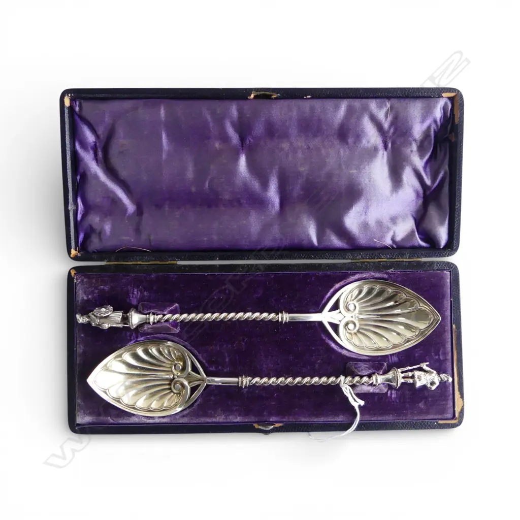 PR SILVER PLATE SERVING SPOONS w. SCOTTISH FIGURES FINIALS L.250mm, CASED Image 1++