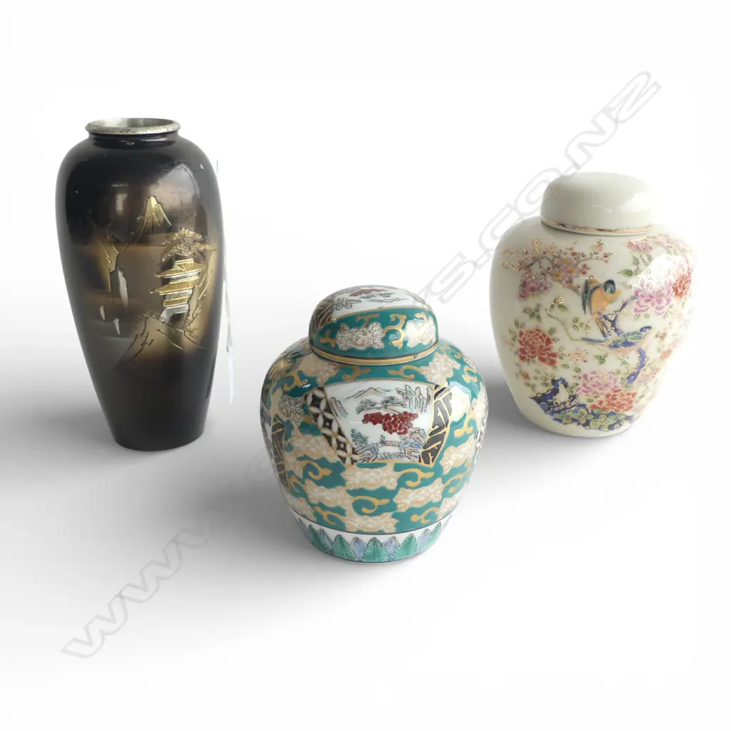 2 ORIENTAL LIDDED GINGER JARS H150MM & INCISED METAL VASE H180MM Image 1++