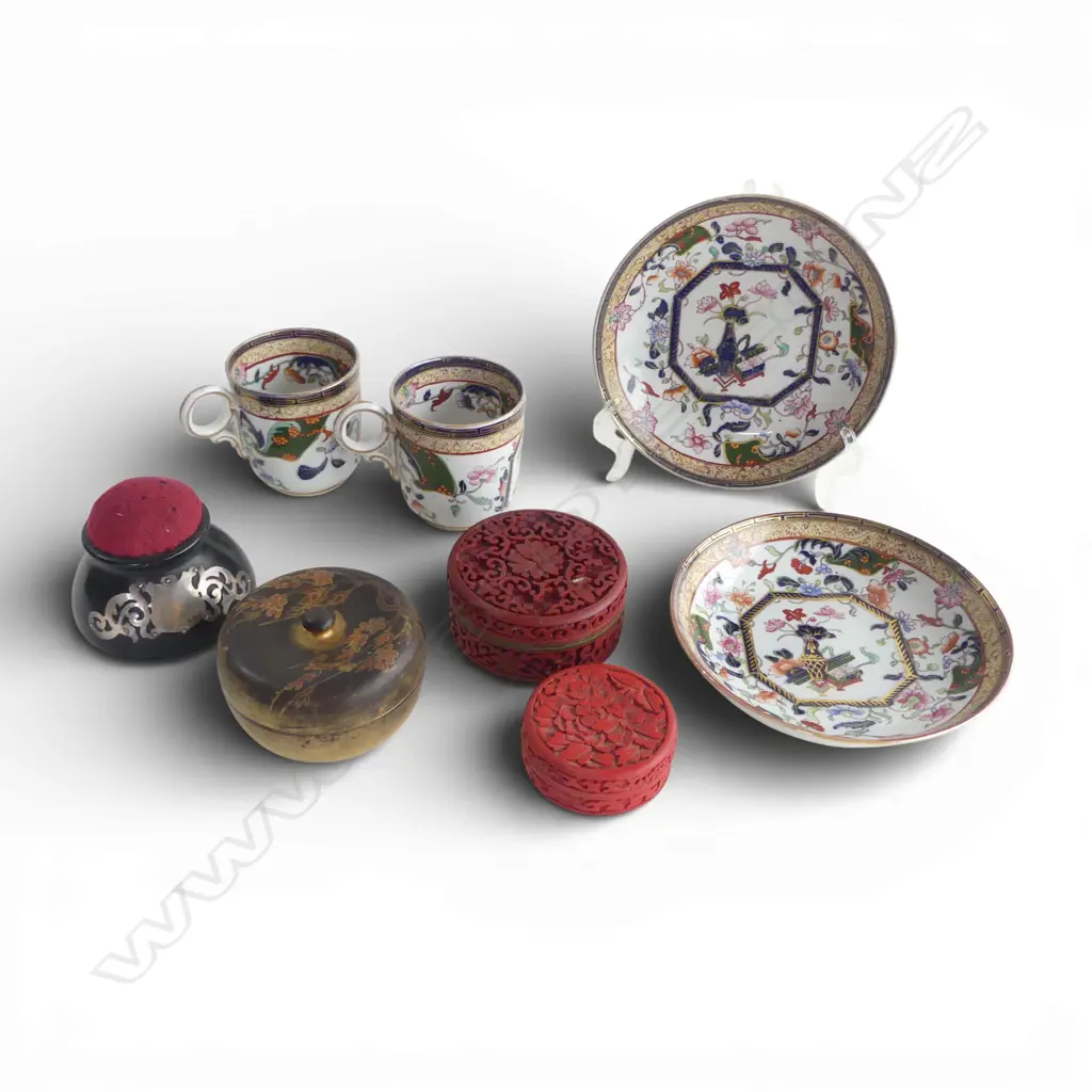 2 VICTORIAN IMARI CAPS & SAUCERS + 3 OLD SMALL LIDDED BOXES + EBONISED & SILVER PIN CUSHION Image 1++