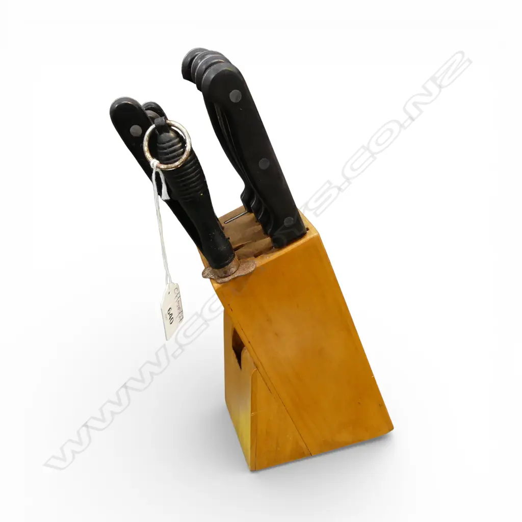 7 KITCHEN KNIVES + STEEL IN WOODEN KNIFE BLOCK Image 1++