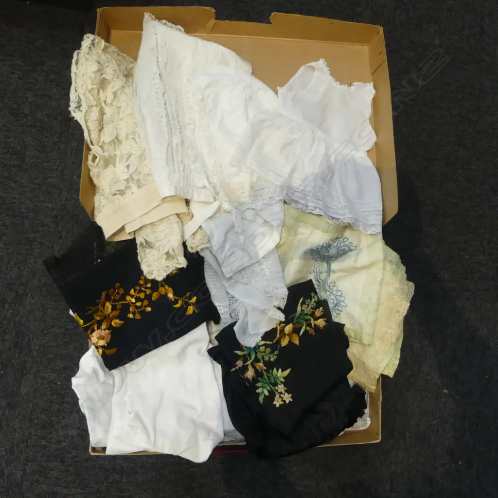 ASST. VINTAGE FASHION / LINENS Image 1++