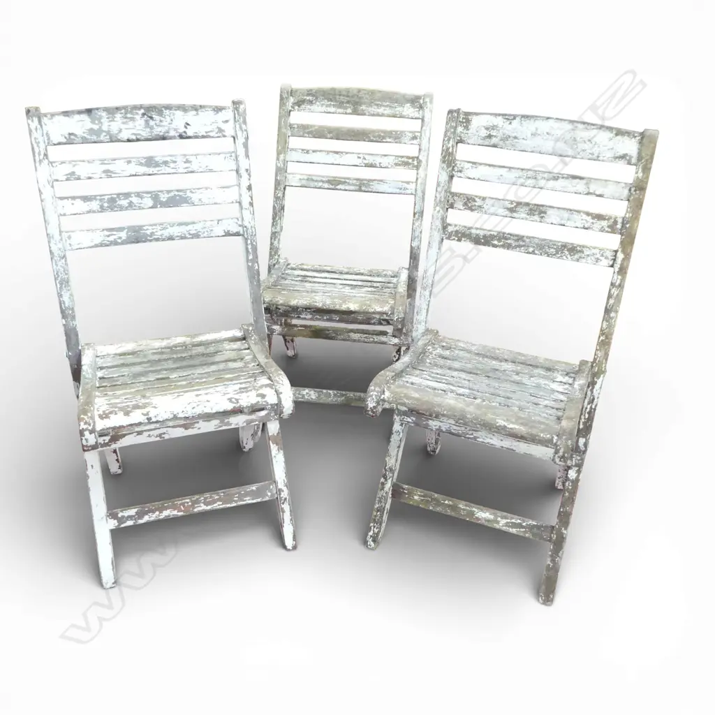 3 WHITE PAINTED FOLDING CHAIRS Image 1++
