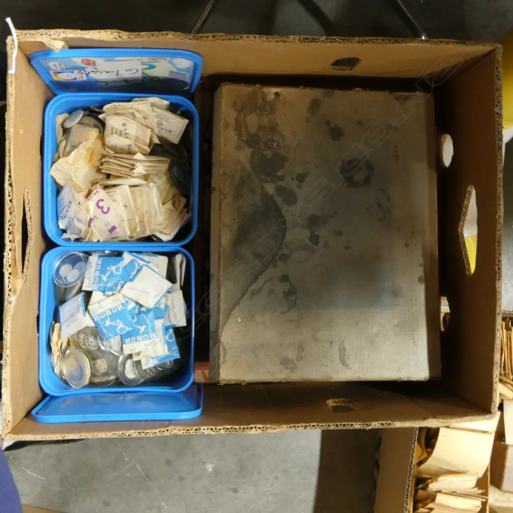 LARGE BOX OF VINTAGE WATCH & GLASS FACES Image 1++