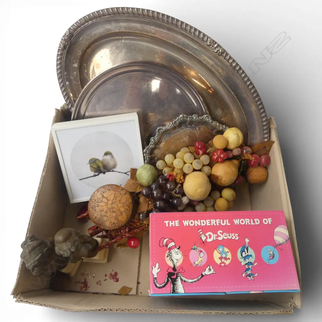 ASST. COLLECTABLES; FAUX FRUIT STAND (AF), 3 EP TRAYS, 2 NOUVEAU STYLE BUSTS etc Image 1++