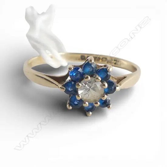 9ct GOLD blue & white stone CLUSTER RING 1.36gms SIZE O
