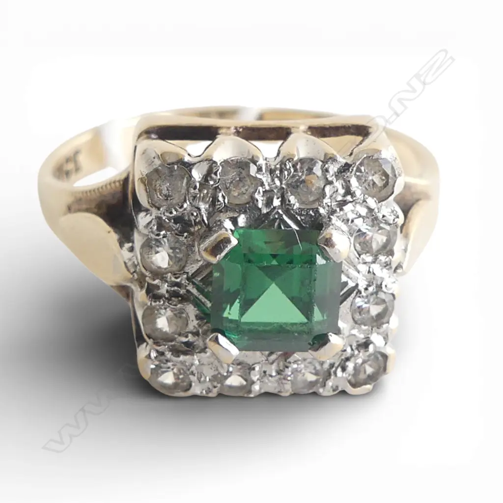 VINTAGE 9ct GOLD SQUARE GREEN & WHITE GEM RING 3.36gms SIZE O Image 1++