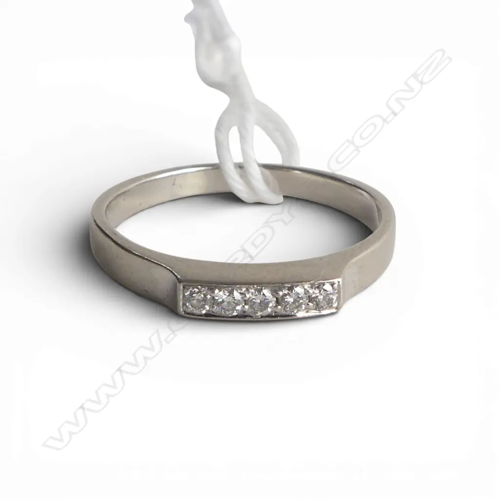18ct WHITE GOLD & 5 DIAMOND RING 2.93gms SIZE O Image 1++