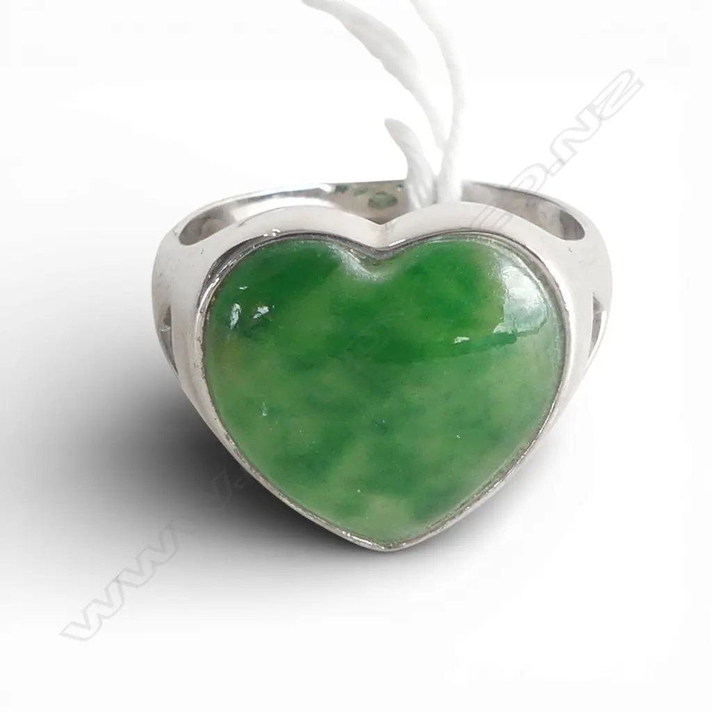 18ct W/GOLD & JADE? HEART RING 5.42gms SIZE N Image 1++