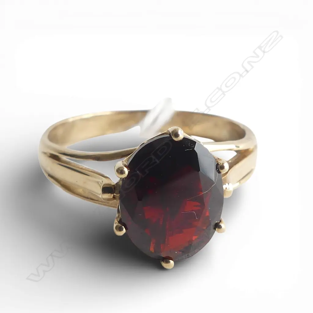 9CT GOLD & GARNET RING 3gms size Q Image 1++