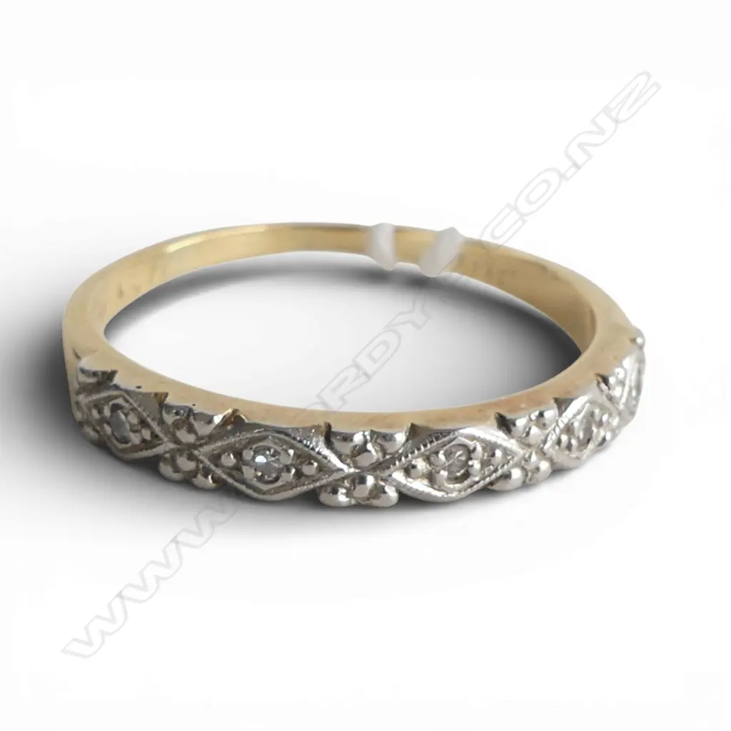 VINTAGE 18ct GOLD BAND RING W 5 small diamonds bead set 3gms SIZE S Image 1++