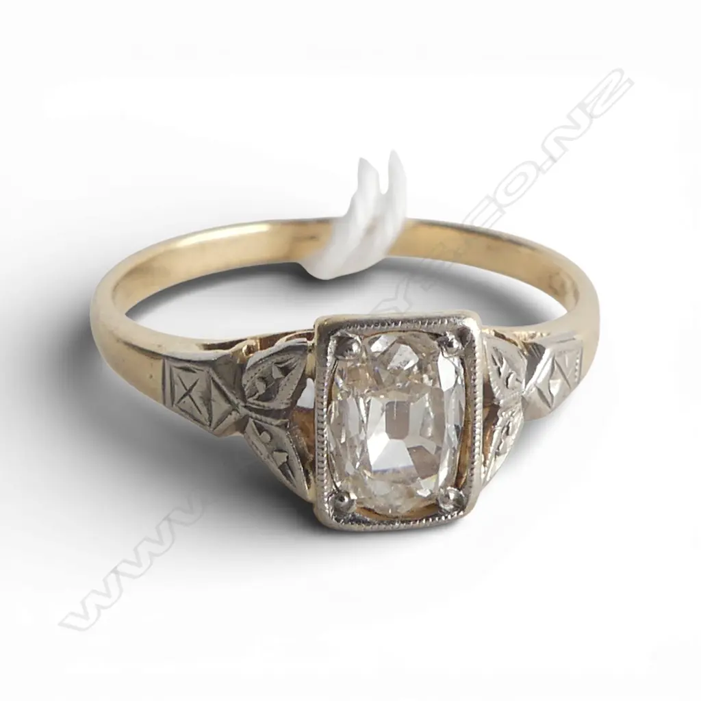 18ct GOLD & LGE OLD OVAL DIAMOND (6 x 4.8mm) chip to girdle SOLITAIRE RING . 2.5gms SIZE O Image 1++