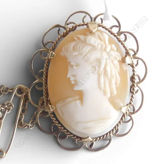 9ct GOLD FRAMED CAMEO BROOCH 6gms