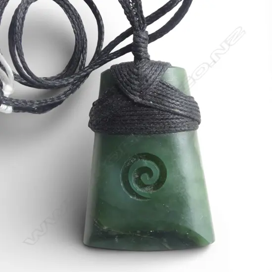 GREENSTONE PENDANT NECKLACE (40x30mm)